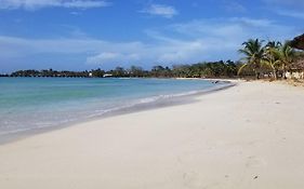 Pic-Nic Beach Corn Island